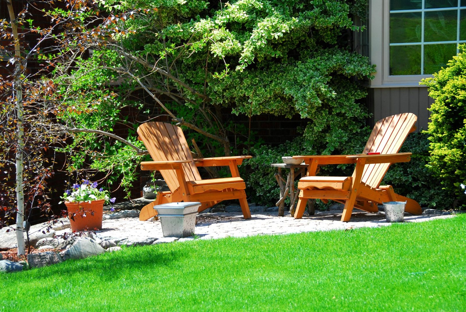 Gartenstühle im Garten im Sommer