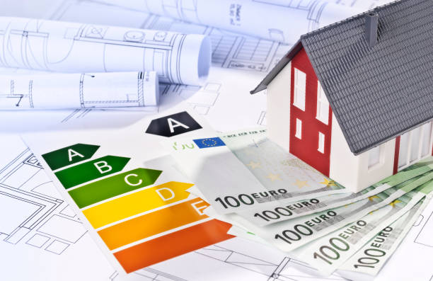 Haus mit Geld und Energieeffizienzbilanz
